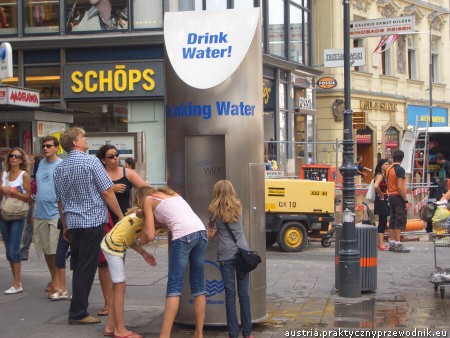 Wiedeń Picie wody z automatu na ulicy