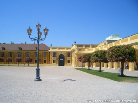 Wiedeń Schonbrunn Skrzydło dziedzińca